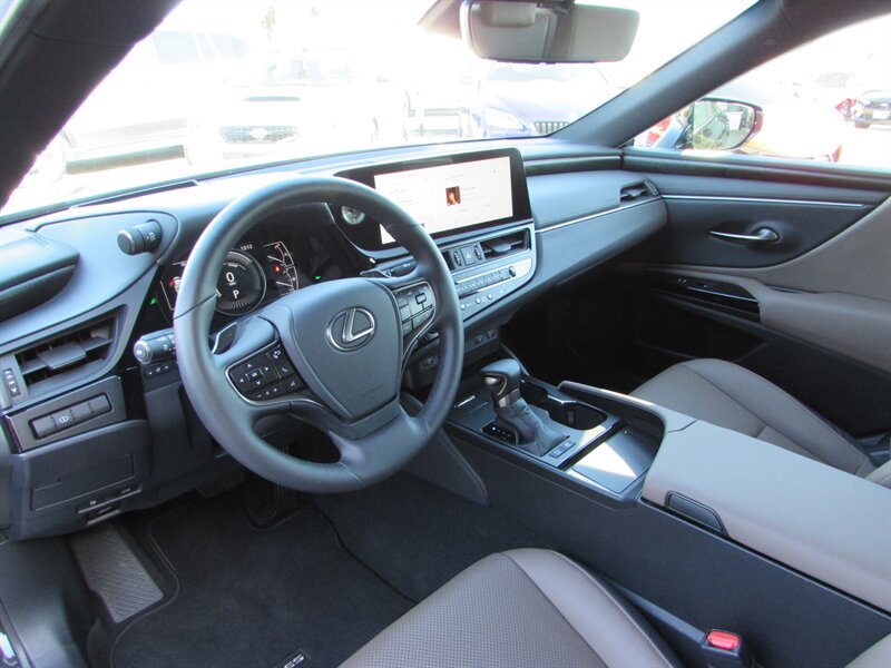 2025 Lexus ES 300h - Photo 9 - Dublin, CA 94568