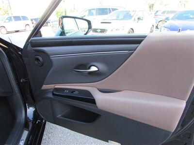 2025 Lexus ES 300h - Photo 29 - Dublin, CA 94568