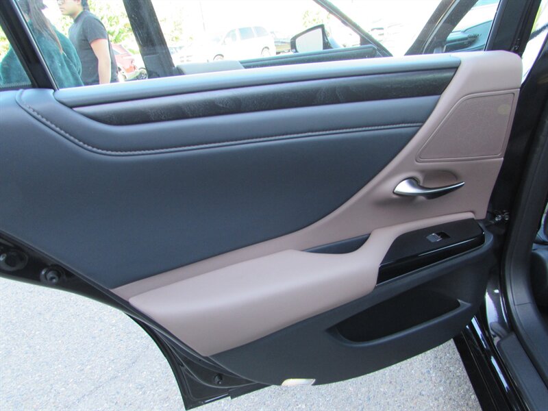 2025 Lexus ES 300h - Photo 23 - Dublin, CA 94568