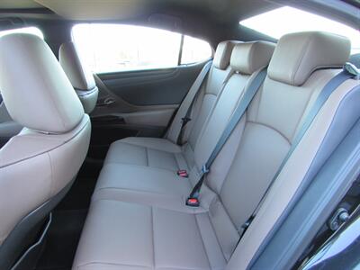 2025 Lexus ES 300h - Photo 25 - Dublin, CA 94568
