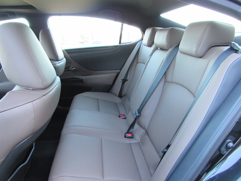 2025 Lexus ES 300h - Photo 25 - Dublin, CA 94568
