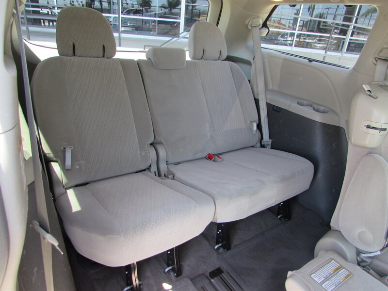 2017 Toyota Sienna LE 8-Passenger - Photo 28 - Dublin, CA 94568