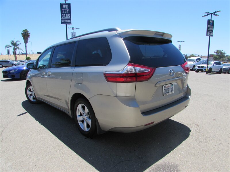 2017 Toyota Sienna LE 8-Passenger - Photo 5 - Dublin, CA 94568