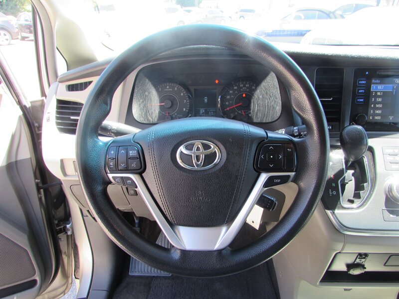 2017 Toyota Sienna LE 8-Passenger - Photo 12 - Dublin, CA 94568