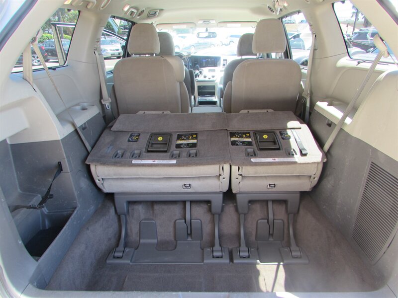 2017 Toyota Sienna LE 8-Passenger - Photo 25 - Dublin, CA 94568
