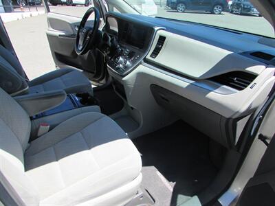 2017 Toyota Sienna LE 8-Passenger - Photo 29 - Dublin, CA 94568