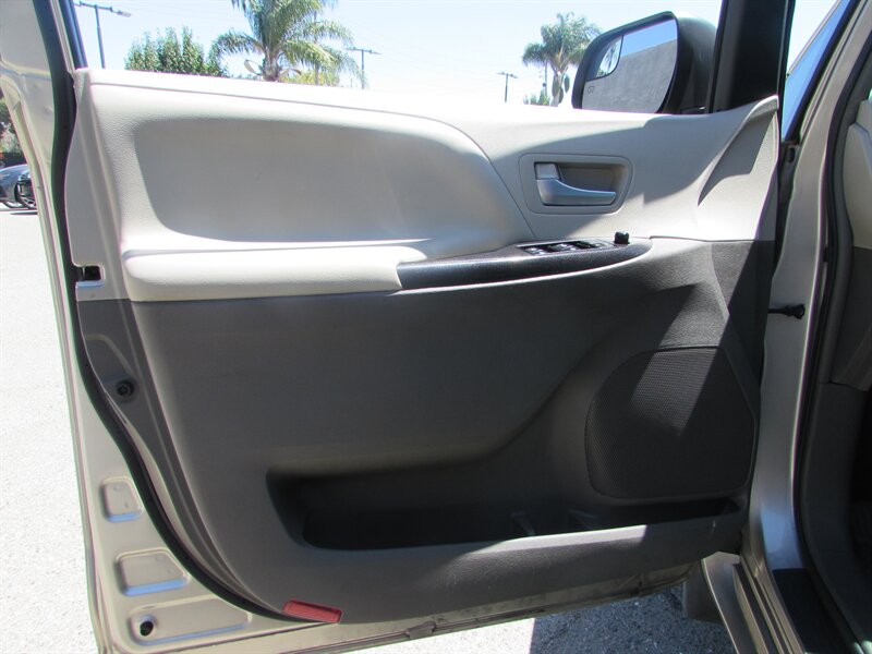 2017 Toyota Sienna LE 8-Passenger - Photo 22 - Dublin, CA 94568