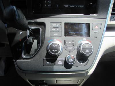 2017 Toyota Sienna LE 8-Passenger - Photo 19 - Dublin, CA 94568