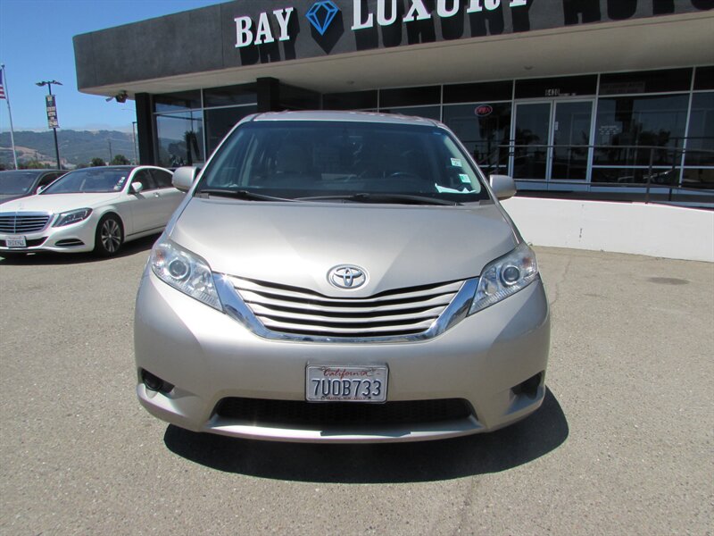 2017 Toyota Sienna LE 8-Passenger - Photo 2 - Dublin, CA 94568