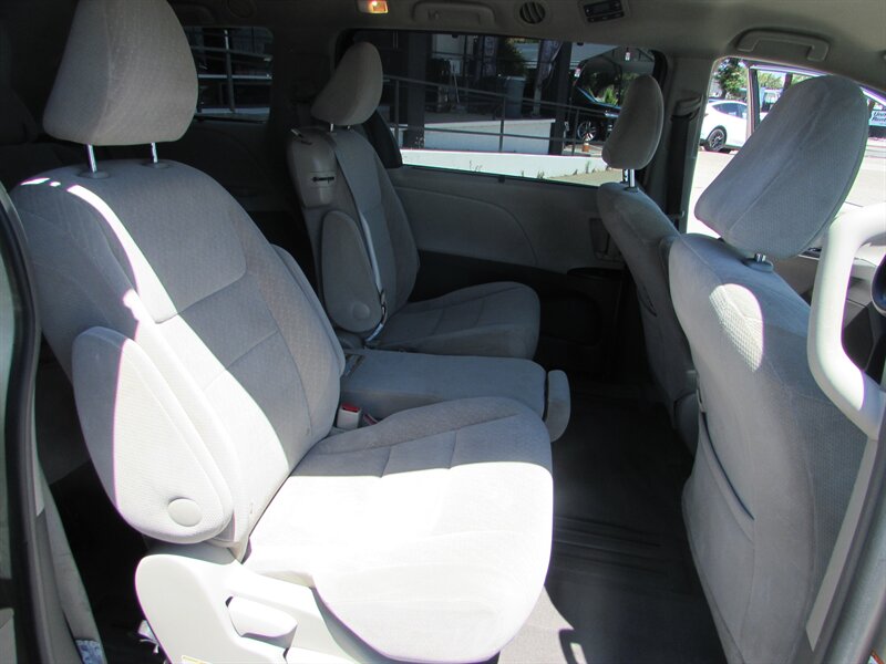 2017 Toyota Sienna LE 8-Passenger - Photo 27 - Dublin, CA 94568