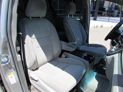 2017 Toyota Sienna LE 8-Passenger - Photo 30 - Dublin, CA 94568