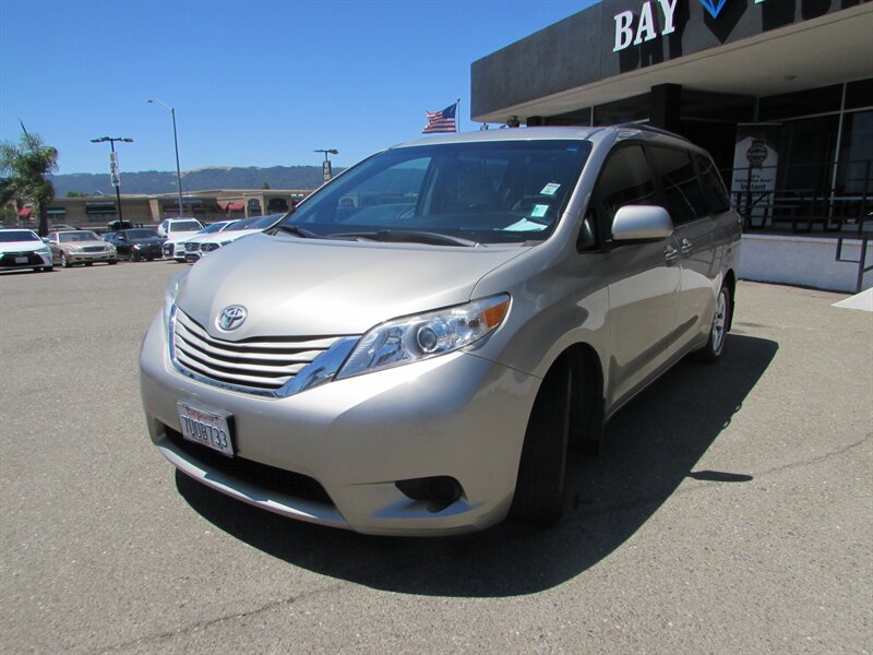 2017 Toyota Sienna LE 8-Passenger - Photo 3 - Dublin, CA 94568