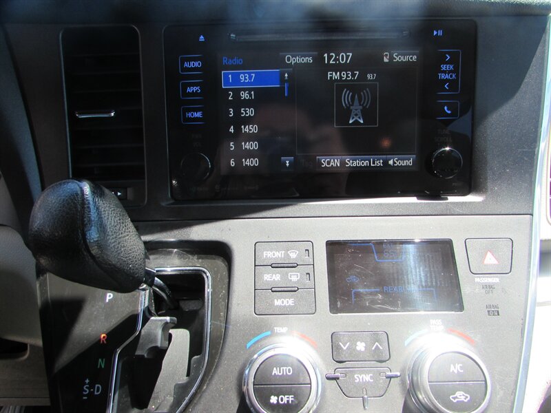 2017 Toyota Sienna LE 8-Passenger - Photo 17 - Dublin, CA 94568
