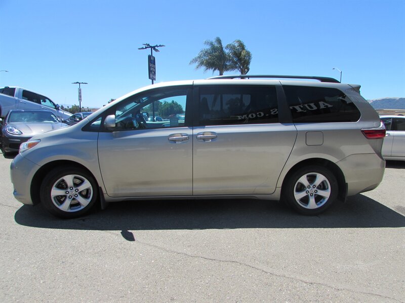 2017 Toyota Sienna LE 8-Passenger - Photo 4 - Dublin, CA 94568