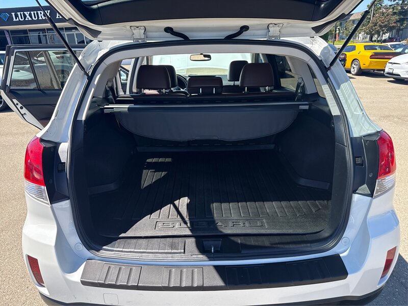 2013 Subaru Outback 3.6R Limited photo 13