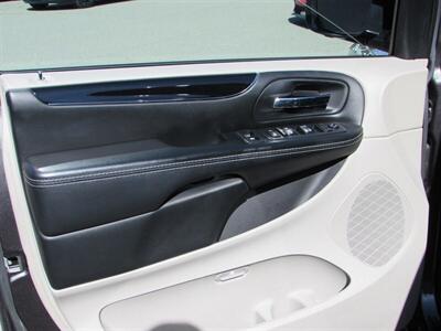 2017 Dodge Grand Caravan SXT   - Photo 9 - Dublin, CA 94568