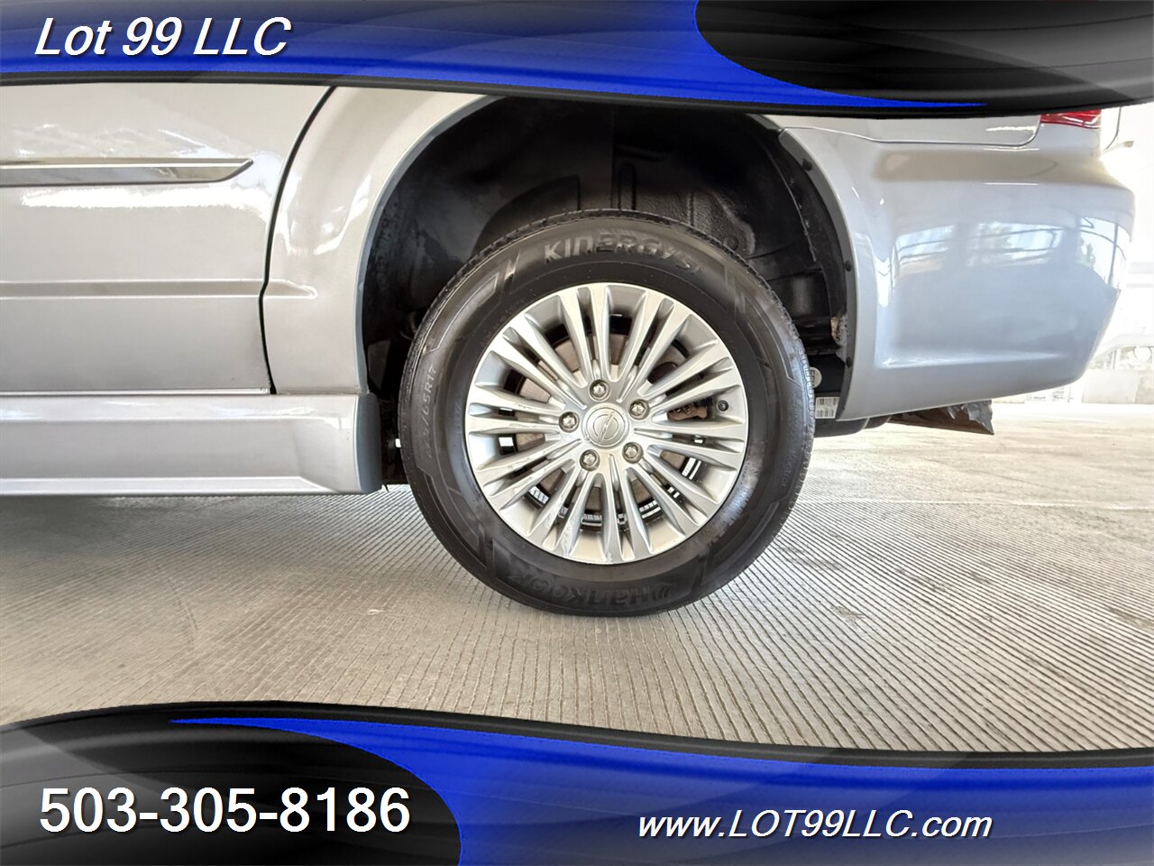 2013 Chrysler Town & Country Limited WHEELCHAIR VAN Kneeling Leather (2) DVD Screens Power Ramp Dual Power Sliding Doors - Photo 26 - Milwaukie, OR 97267