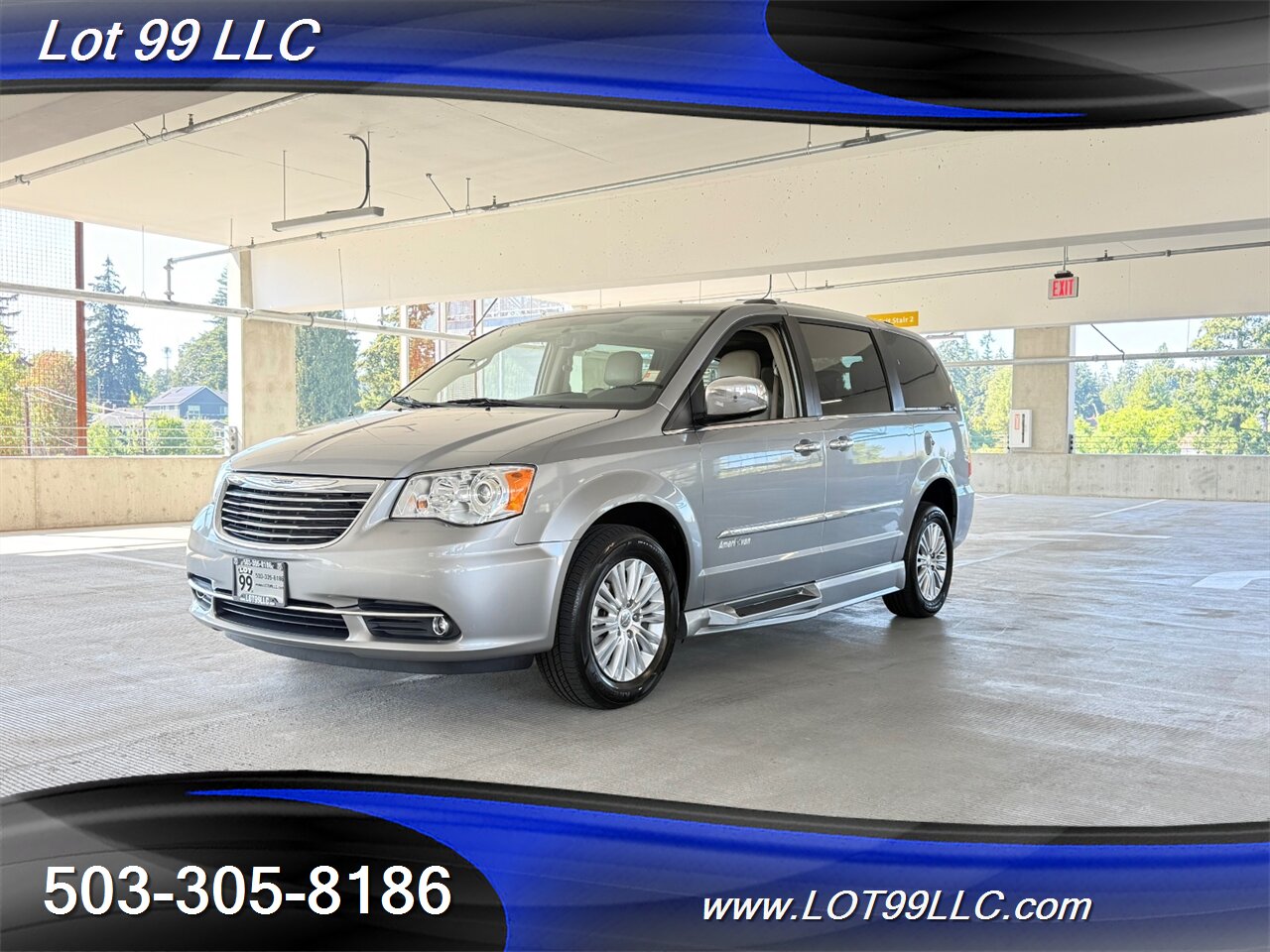 2013 Chrysler Town & Country Limited WHEELCHAIR VAN Kneeling Leather (2) DVD Screens Power Ramp Dual Power Sliding Doors - Photo 10 - Milwaukie, OR 97267