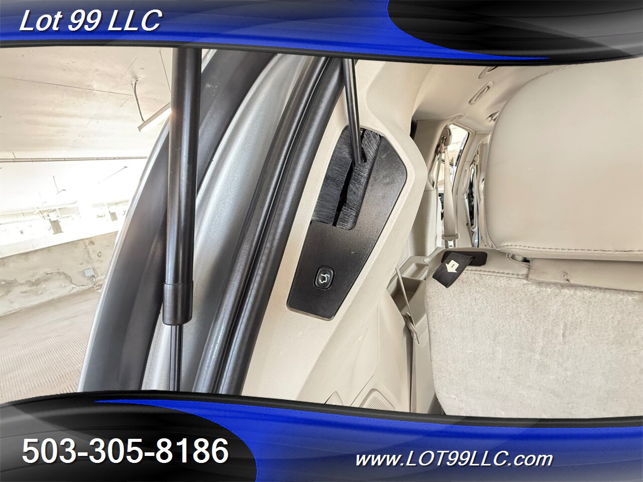 2013 Chrysler Town & Country Limited WHEELCHAIR VAN Kneeling Leather (2) DVD Screens Power Ramp Dual Power Sliding Doors - Photo 55 - Milwaukie, OR 97267