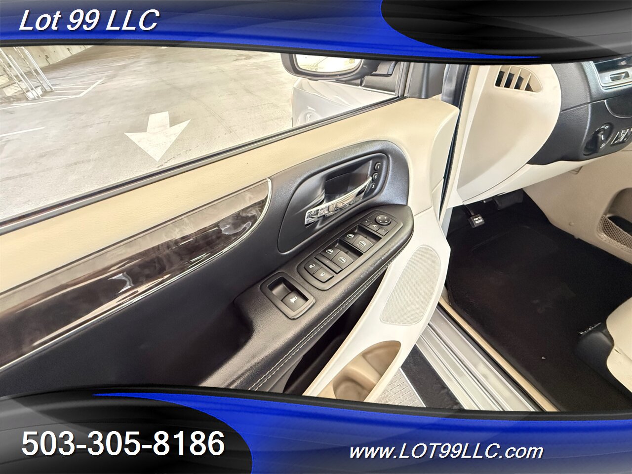 2013 Chrysler Town & Country Limited WHEELCHAIR VAN Kneeling Leather (2) DVD Screens Power Ramp Dual Power Sliding Doors - Photo 35 - Milwaukie, OR 97267