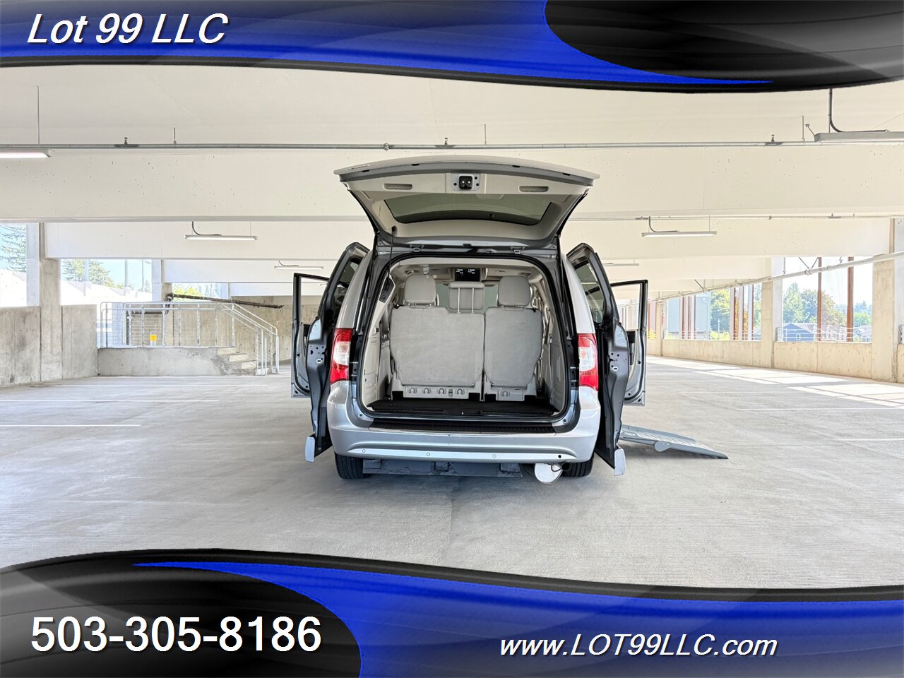 2013 Chrysler Town & Country Limited WHEELCHAIR VAN Kneeling Leather (2) DVD Screens Power Ramp Dual Power Sliding Doors - Photo 33 - Milwaukie, OR 97267