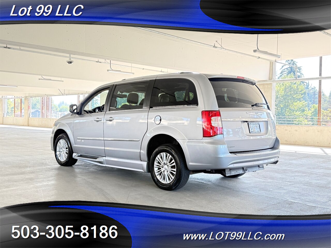 2013 Chrysler Town & Country Limited WHEELCHAIR VAN Kneeling Leather (2) DVD Screens Power Ramp Dual Power Sliding Doors - Photo 16 - Milwaukie, OR 97267