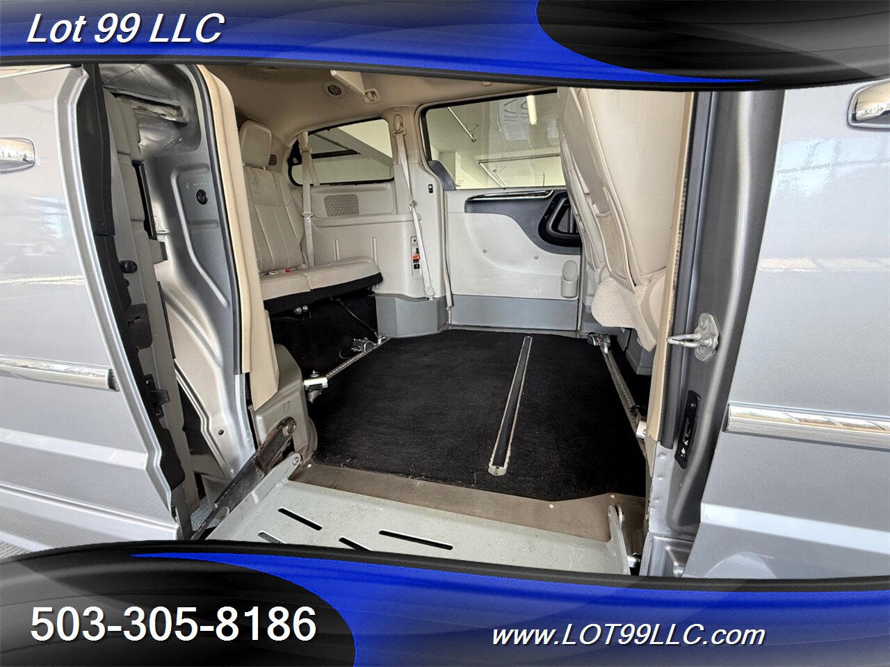 2013 Chrysler Town & Country Limited WHEELCHAIR VAN Kneeling Leather (2) DVD Screens Power Ramp Dual Power Sliding Doors - Photo 8 - Milwaukie, OR 97267