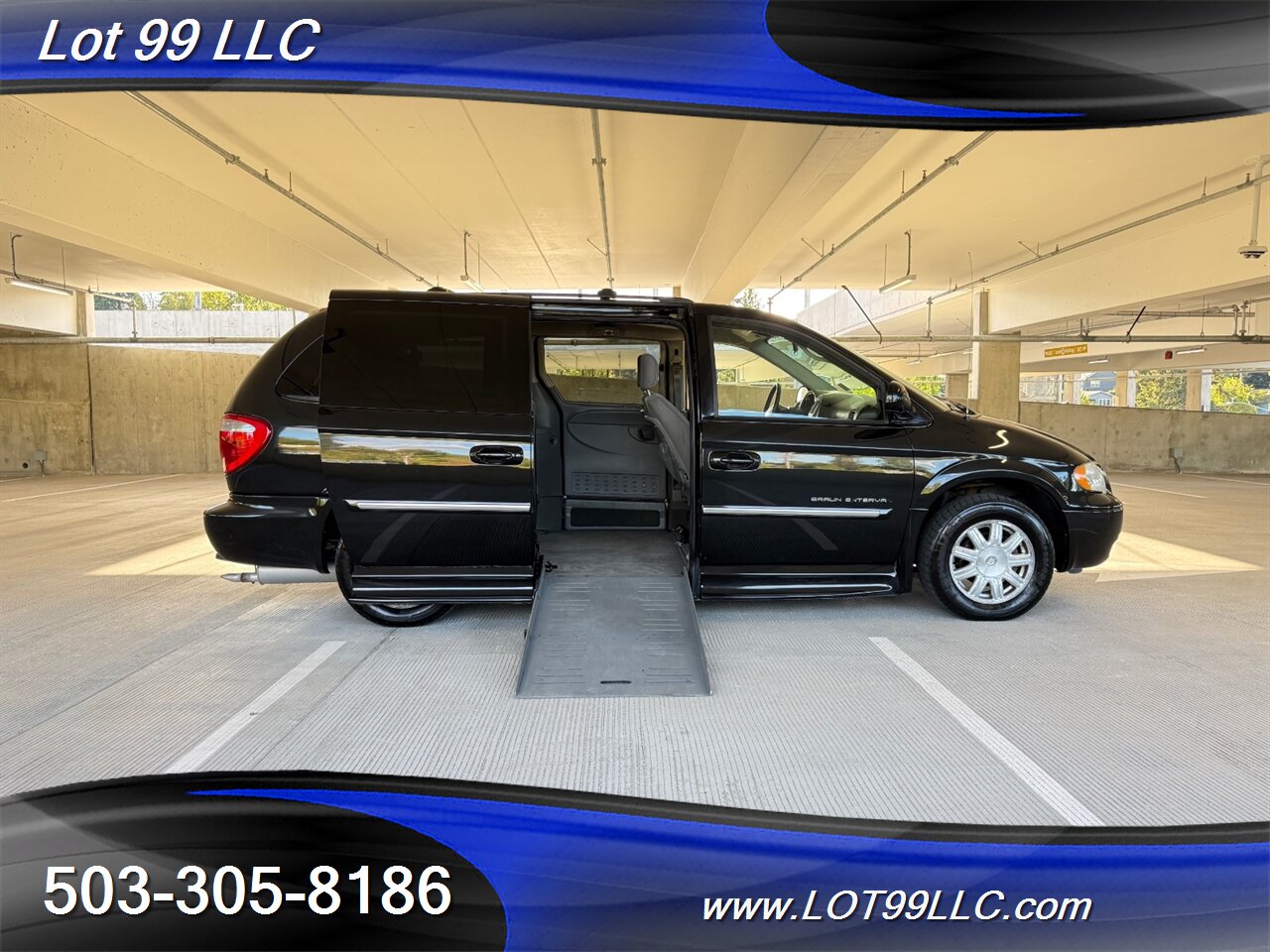 2006 Chrysler Town & Country Touring WHEELCHAIR VAN 30 " Power Side Ramp  Kneeling Dual Power Sliding Doors - Photo 1 - Milwaukie, OR 97267