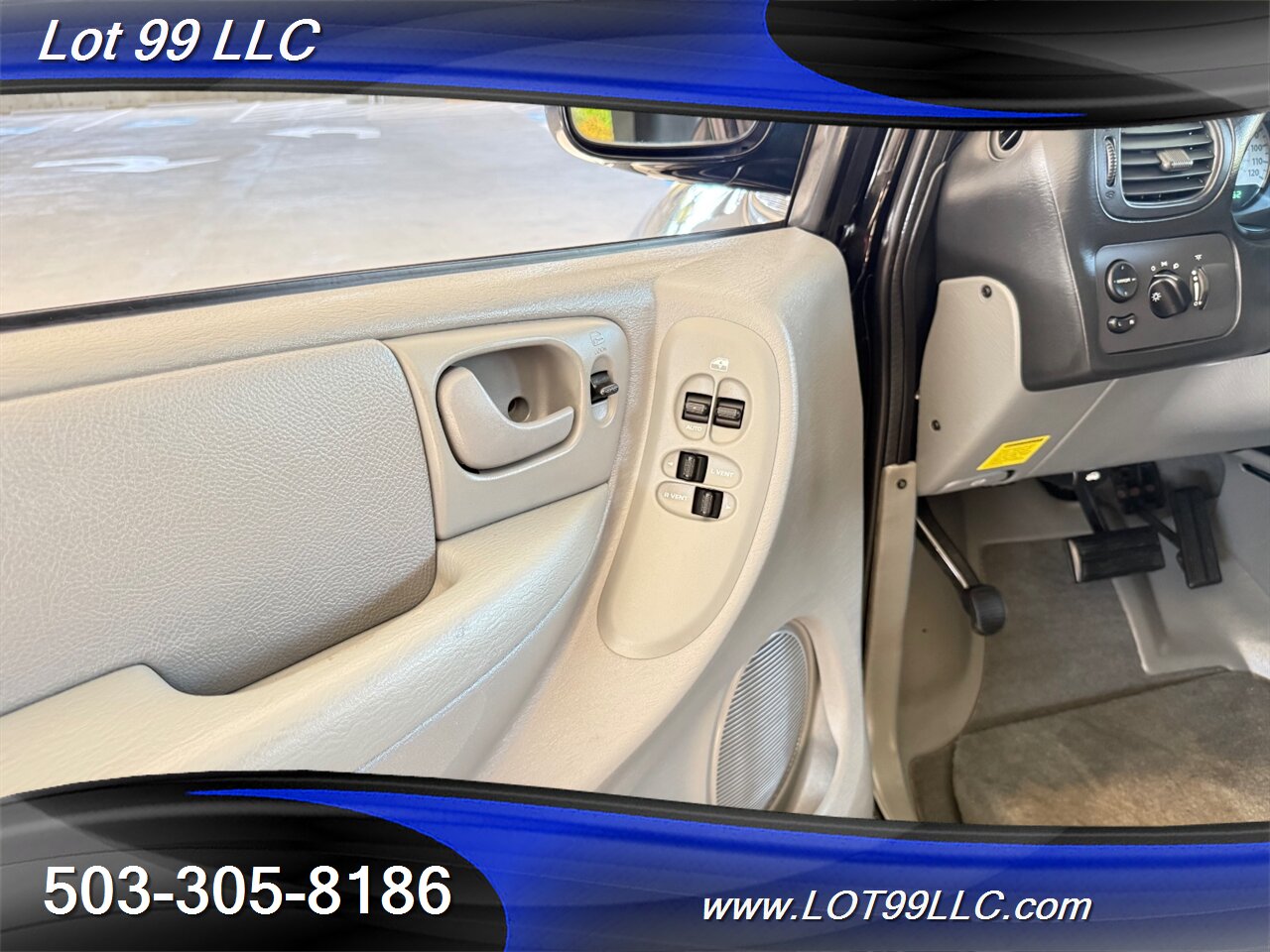 2006 Chrysler Town & Country Touring WHEELCHAIR VAN 30 " Power Side Ramp  Kneeling Dual Power Sliding Doors - Photo 37 - Milwaukie, OR 97267