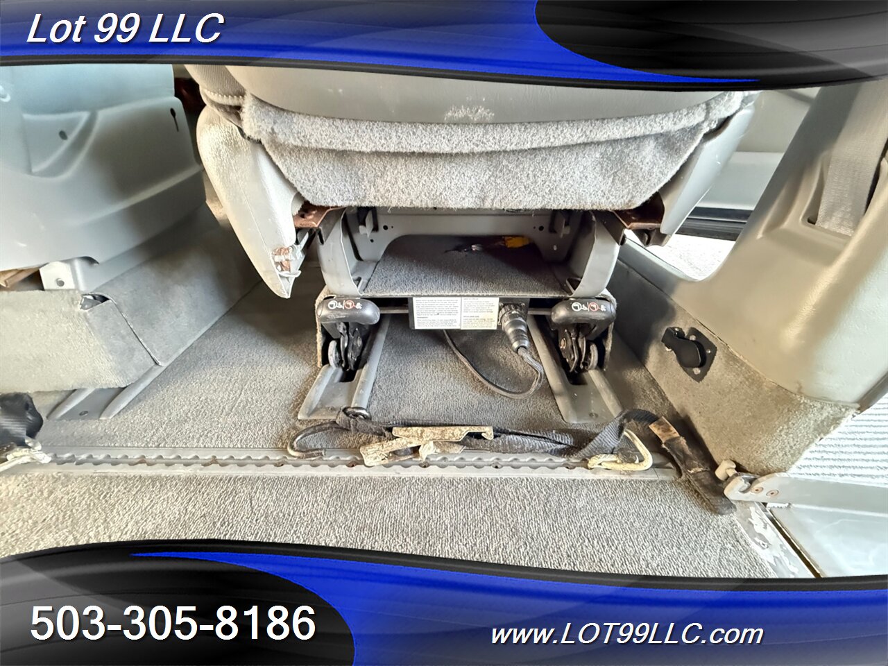 2006 Chrysler Town & Country Touring WHEELCHAIR VAN 30 " Power Side Ramp  Kneeling Dual Power Sliding Doors - Photo 51 - Milwaukie, OR 97267