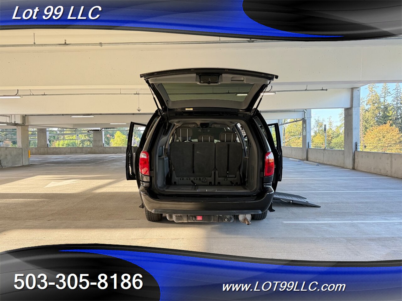 2006 Chrysler Town & Country Touring WHEELCHAIR VAN 30 " Power Side Ramp  Kneeling Dual Power Sliding Doors - Photo 34 - Milwaukie, OR 97267