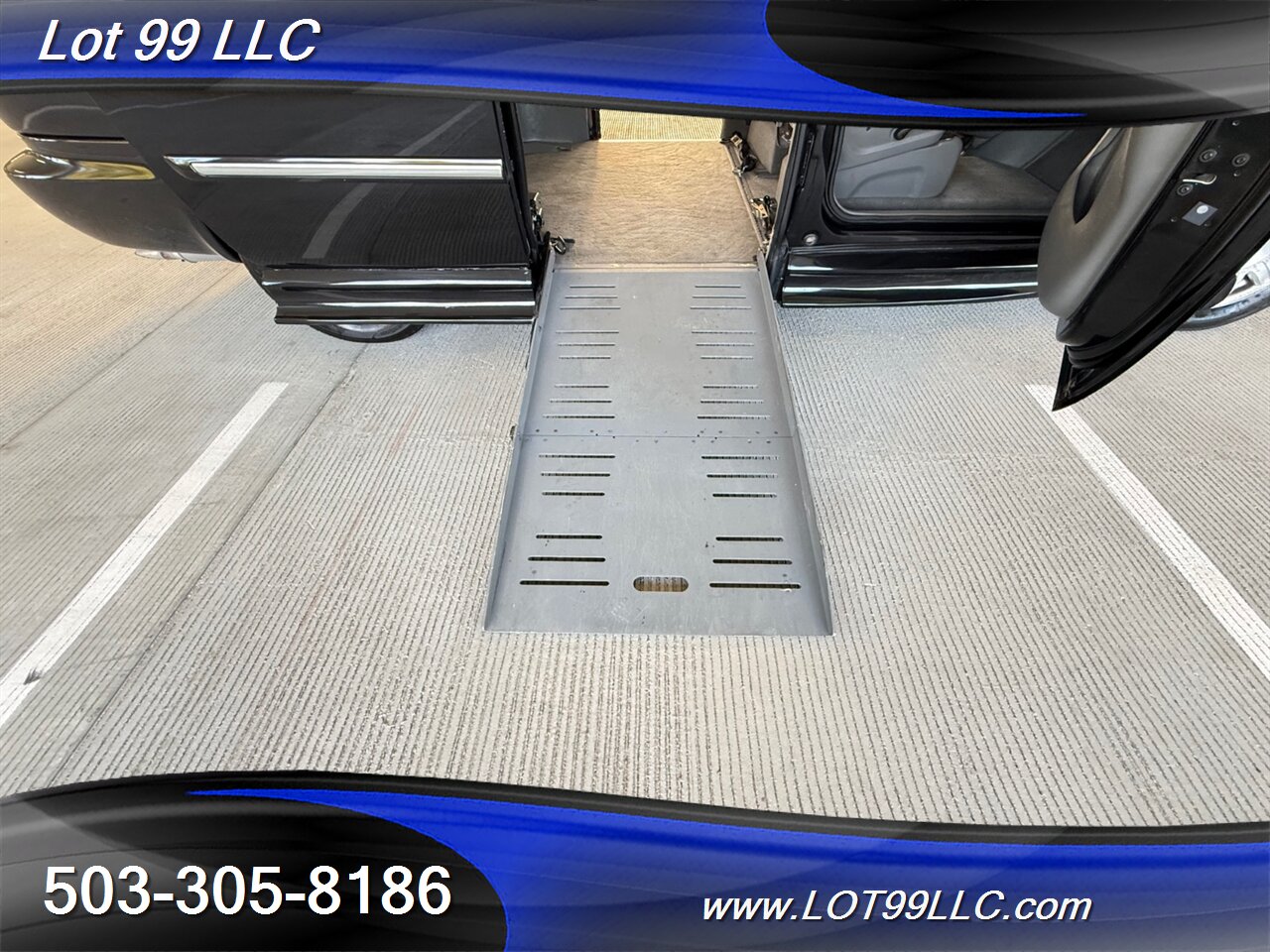 2006 Chrysler Town & Country Touring WHEELCHAIR VAN 30 " Power Side Ramp  Kneeling Dual Power Sliding Doors - Photo 3 - Milwaukie, OR 97267
