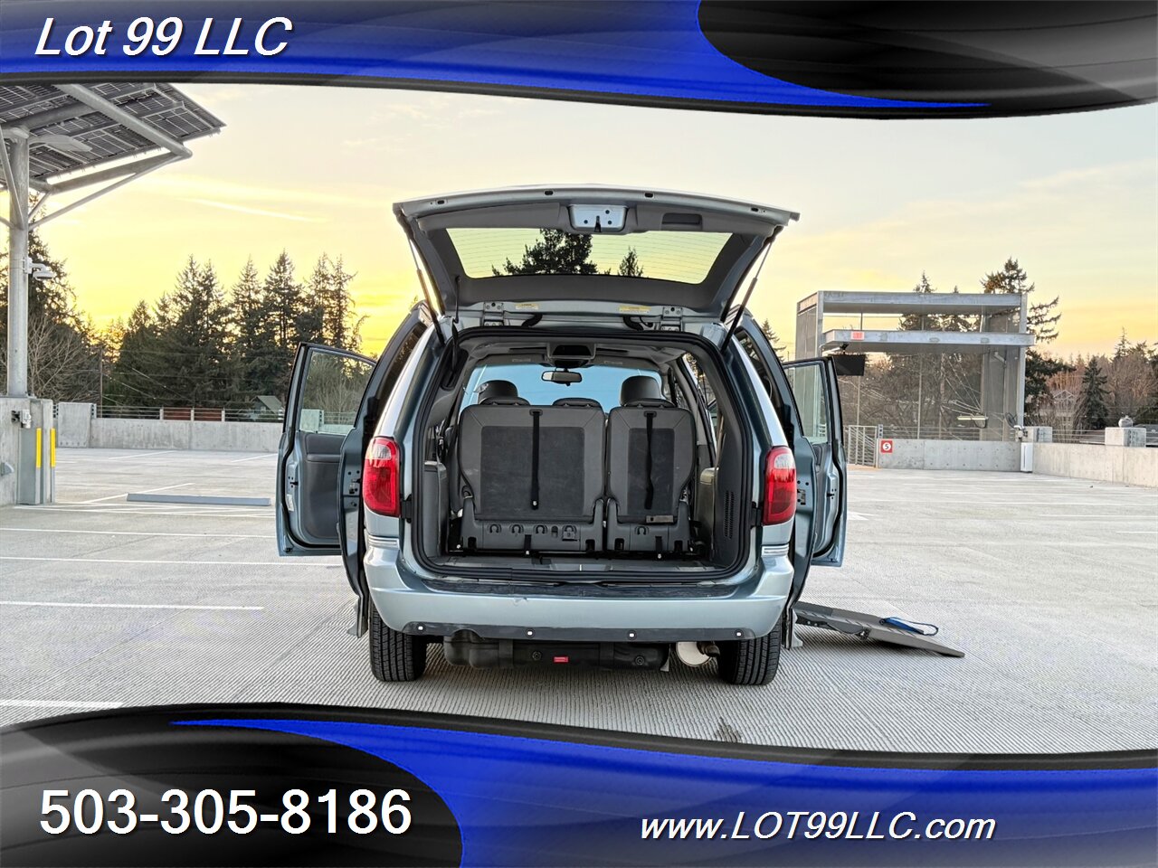 2005 Chrysler Town & Country Touring **WHEELCHAIR VAN** New Tires   - Photo 26 - Milwaukie, OR 97267