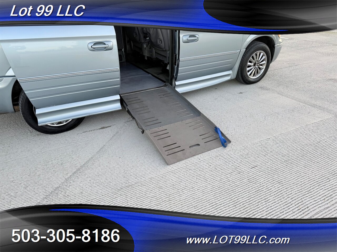 2005 Chrysler Town & Country Touring **WHEELCHAIR VAN** New Tires   - Photo 40 - Milwaukie, OR 97267