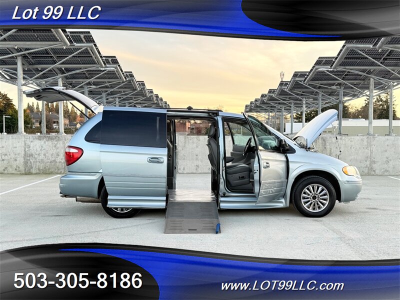 2005 Chrysler Town & Country Touring's photo