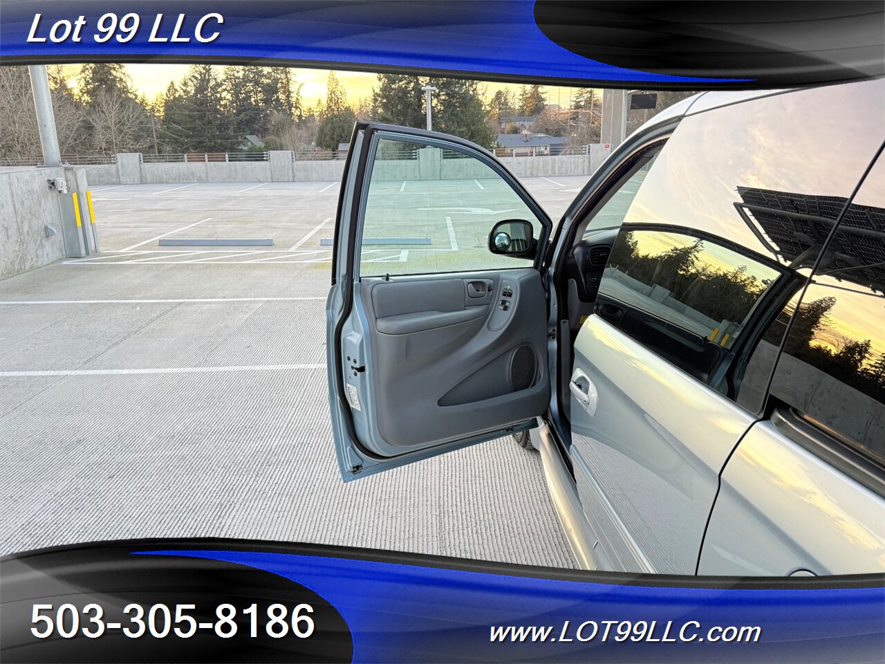 2005 Chrysler Town & Country Touring **WHEELCHAIR VAN** New Tires   - Photo 28 - Milwaukie, OR 97267