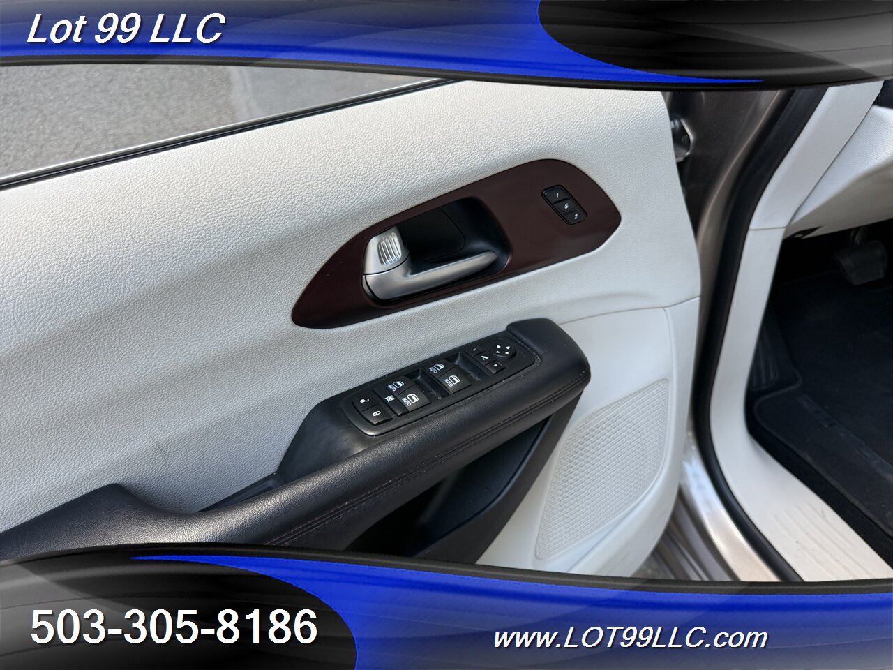 2017 Chrysler Pacifica Limited *Mobility Chair Lift* ADA Wheelchair   - Photo 41 - Milwaukie, OR 97267