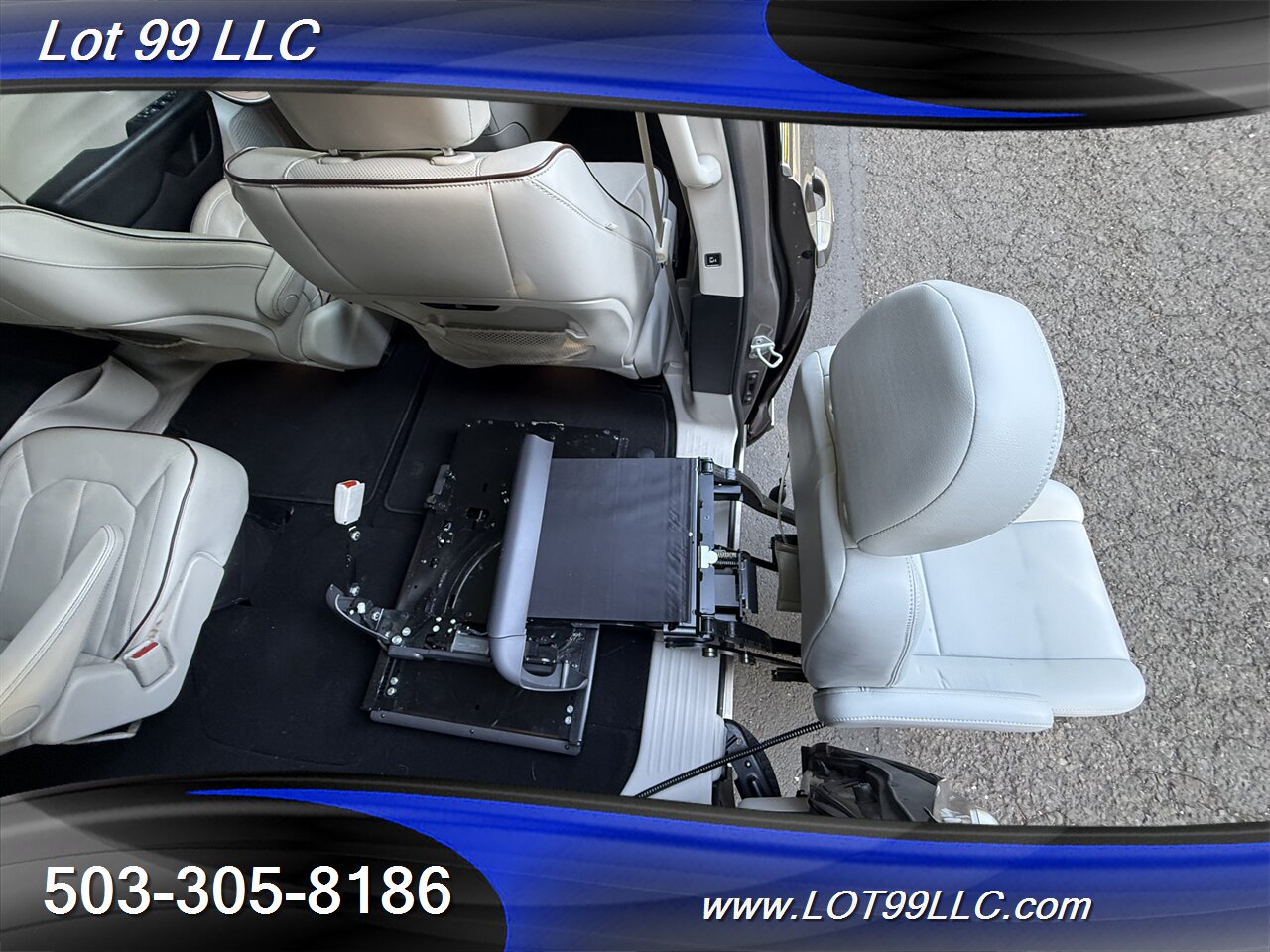 2017 Chrysler Pacifica Limited *Mobility Chair Lift* ADA Wheelchair   - Photo 3 - Milwaukie, OR 97267