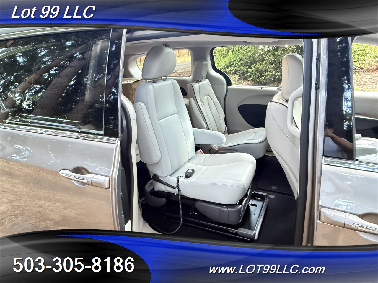 2017 Chrysler Pacifica Limited *Mobility Chair Lift* ADA Wheelchair   - Photo 22 - Milwaukie, OR 97267
