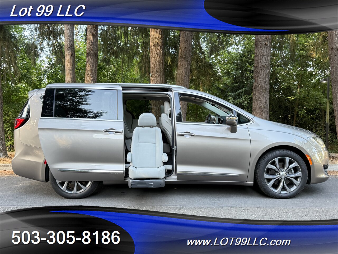 2017 Chrysler Pacifica Limited *Mobility Chair Lift* ADA Wheelchair   - Photo 1 - Milwaukie, OR 97267
