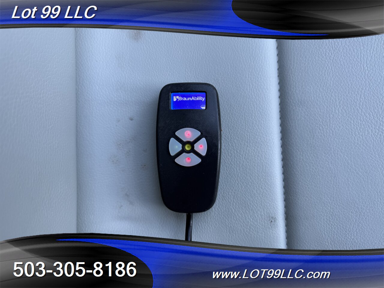 2017 Chrysler Pacifica Limited *Mobility Chair Lift* ADA Wheelchair   - Photo 21 - Milwaukie, OR 97267