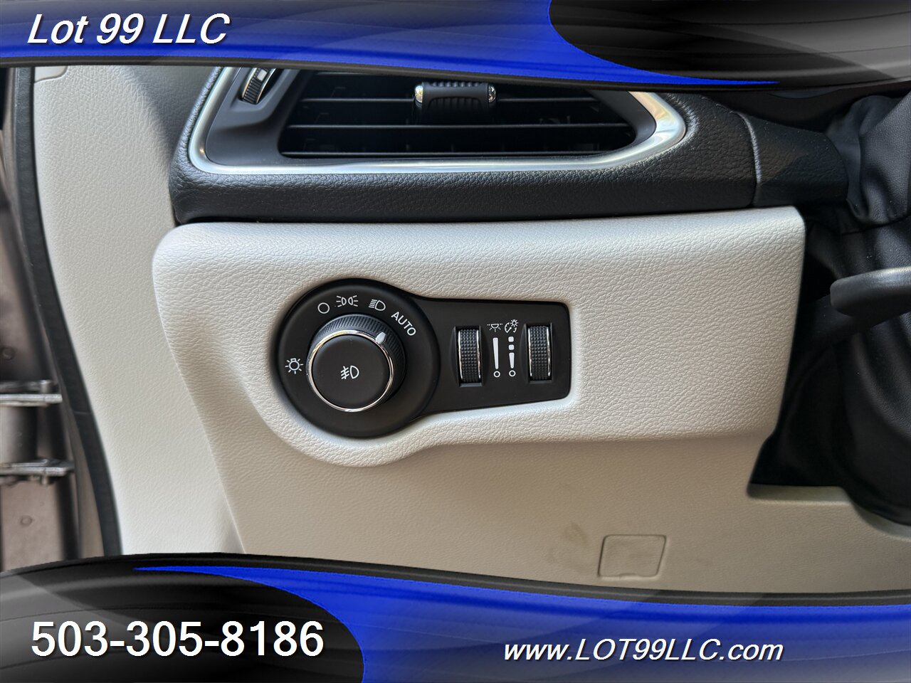 2017 Chrysler Pacifica Limited *Mobility Chair Lift* ADA Wheelchair   - Photo 45 - Milwaukie, OR 97267