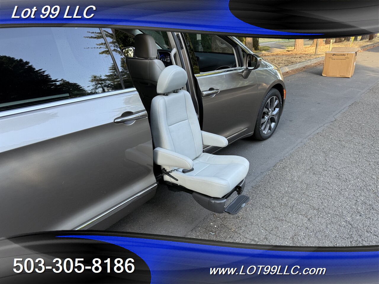 2017 Chrysler Pacifica Limited *Mobility Chair Lift* ADA Wheelchair   - Photo 2 - Milwaukie, OR 97267