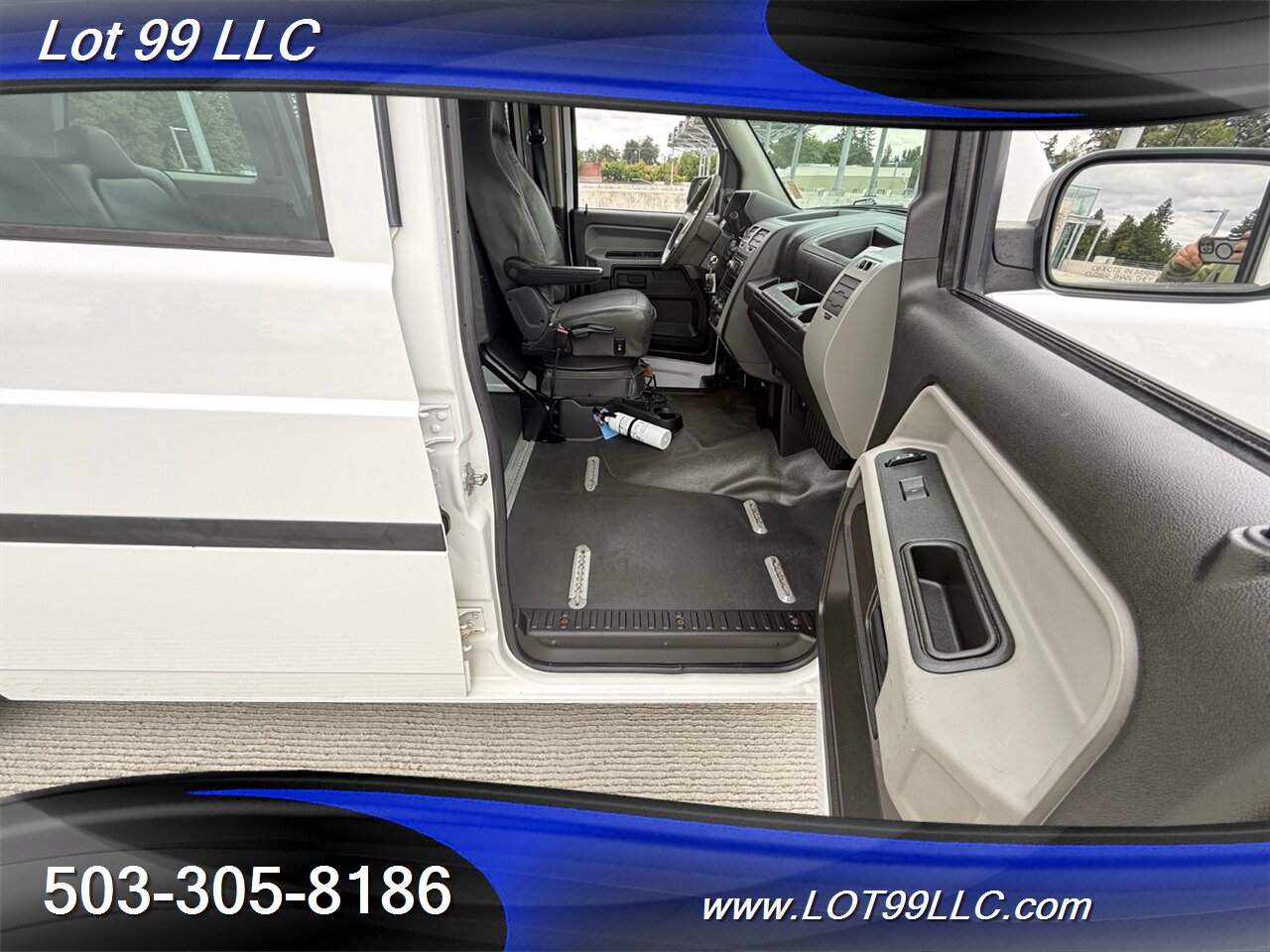 2012 Mobility Ventures MV-1 136k - 4.6L V8 - WHEELCHAIR VAN 6 Passenger Power Side Ramp - Photo 5 - Milwaukie, OR 97267
