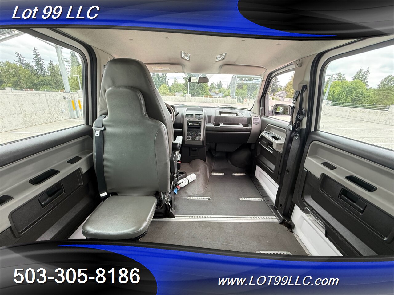 2012 Mobility Ventures MV-1 136k - 4.6L V8 - WHEELCHAIR VAN 6 Passenger Power Side Ramp - Photo 8 - Milwaukie, OR 97267