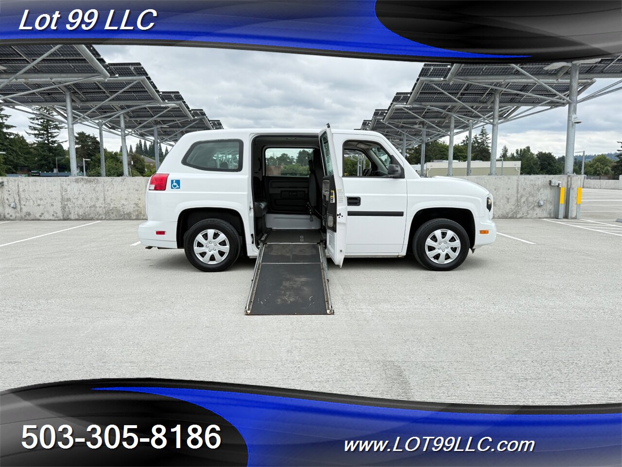 2012 Mobility Ventures MV-1 136k - 4.6L V8 - WHEELCHAIR VAN 6 Passenger Power Side Ramp - Photo 1 - Milwaukie, OR 97267