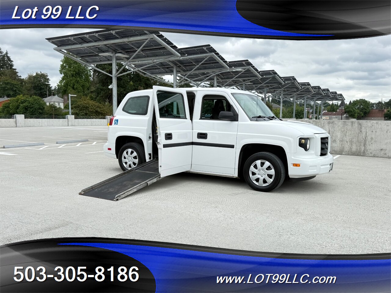 2012 Mobility Ventures MV-1 136k - 4.6L V8 - WHEELCHAIR VAN 6 Passenger Power Side Ramp - Photo 2 - Milwaukie, OR 97267
