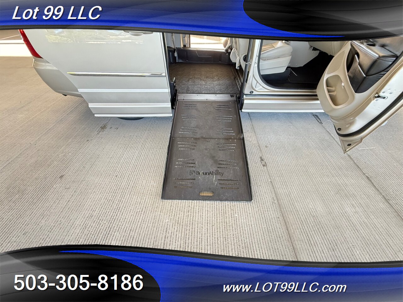 2013 Chrysler Town & Country Touring 128k BraunAbility WHEELCHAIR VAN Side Ramp DVD Navi Camera Power Doors - Photo 3 - Milwaukie, OR 97267