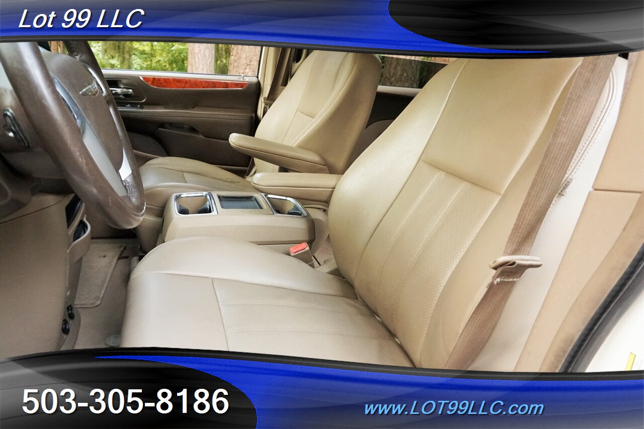 2012 Chrysler Town and Country Touring 3.6L Auto Dual Power Doors Leather   - Photo 13 - Milwaukie, OR 97267