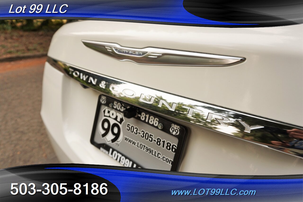 2012 Chrysler Town and Country Touring 3.6L Auto Dual Power Doors Leather   - Photo 33 - Milwaukie, OR 97267